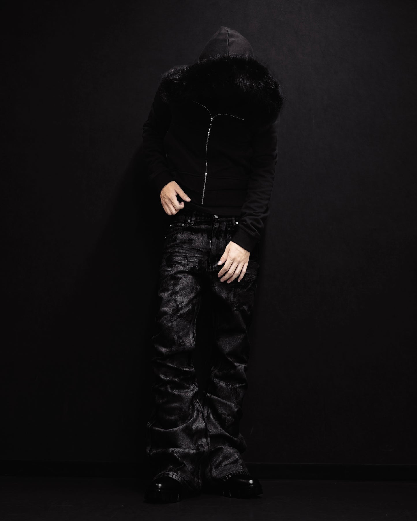 GLOSS BLACK FLARE PANTS