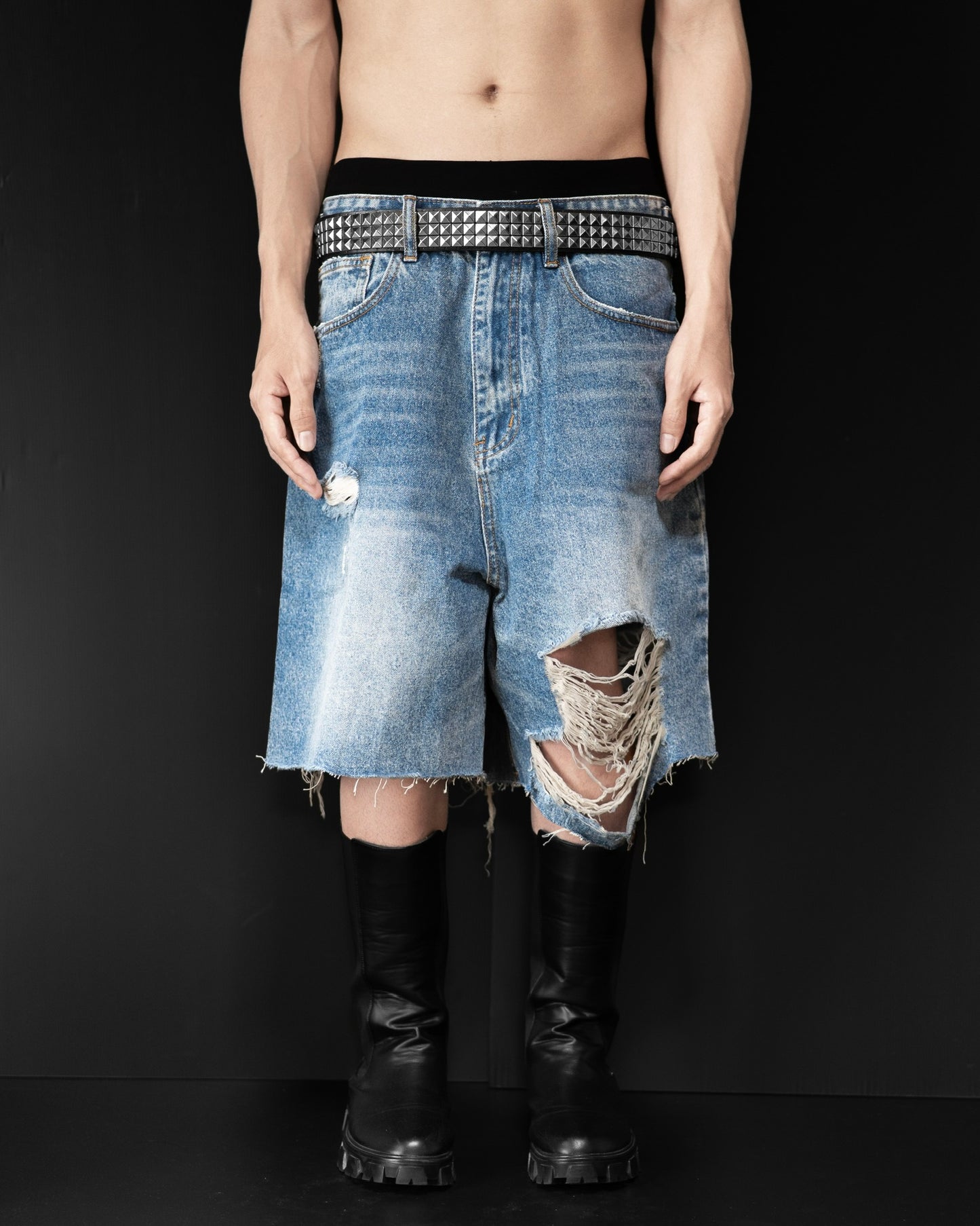 BLUE DAMAGE DENIM SHORTS