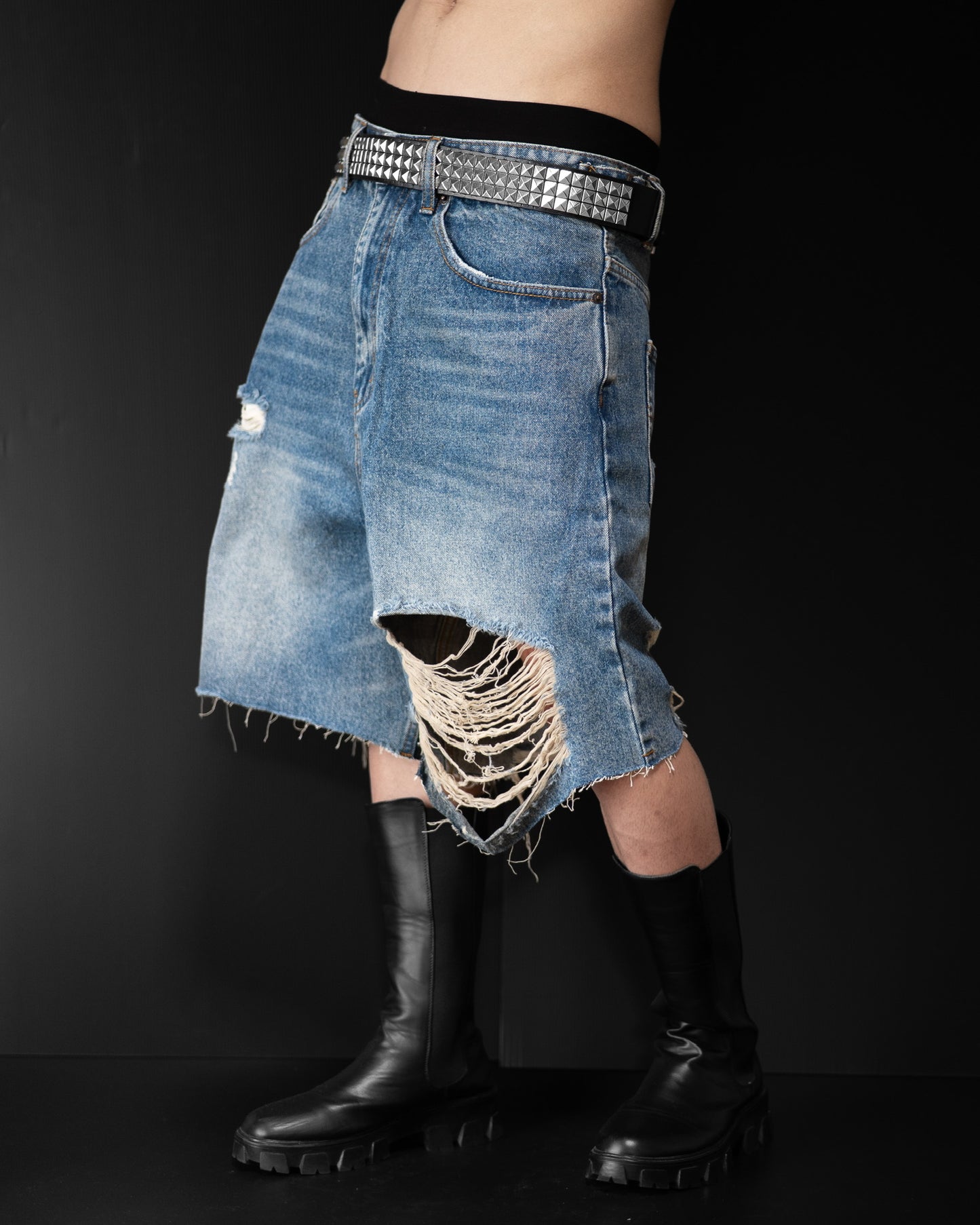 BLUE DAMAGE DENIM SHORTS