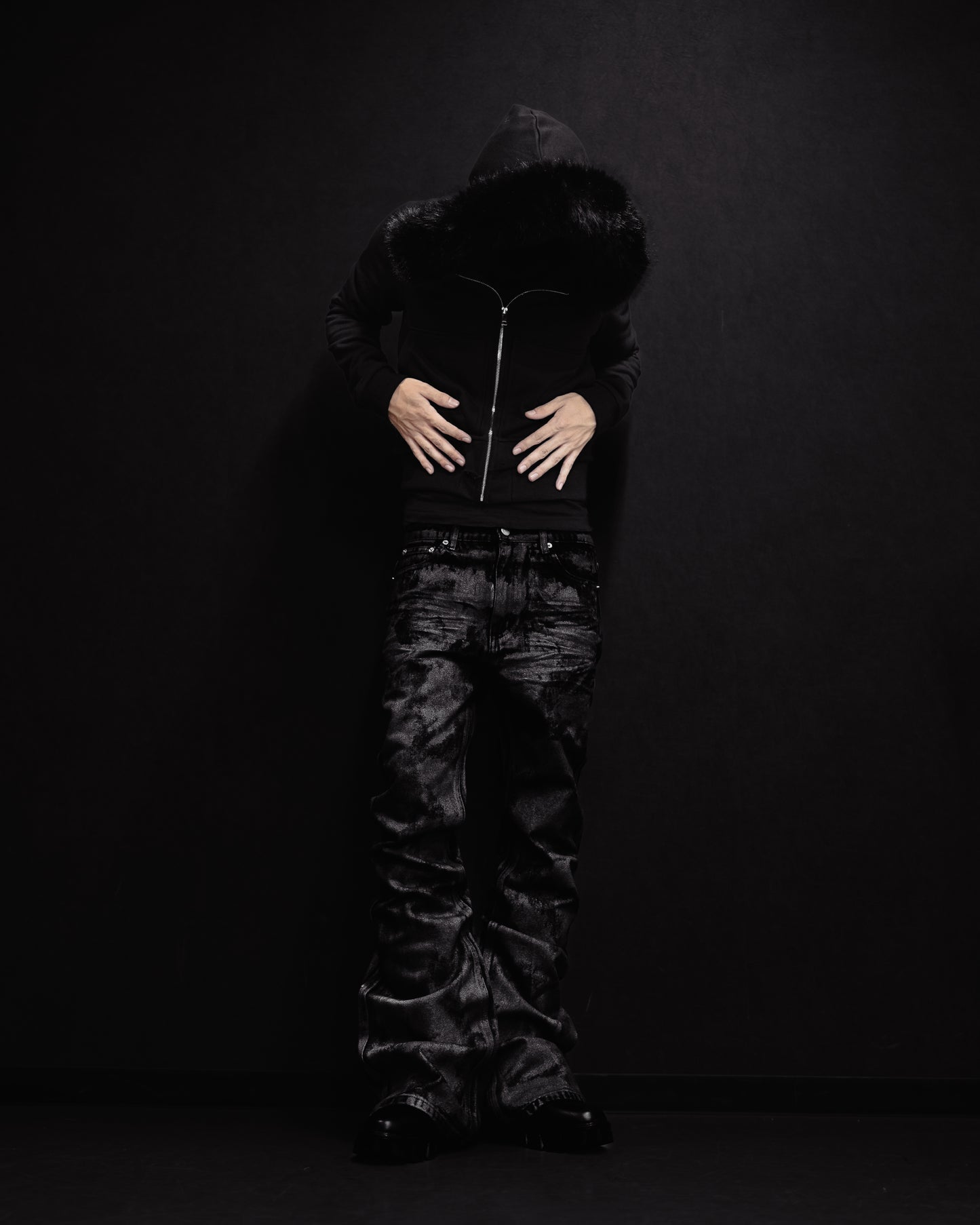 GLOSS BLACK FLARE PANTS