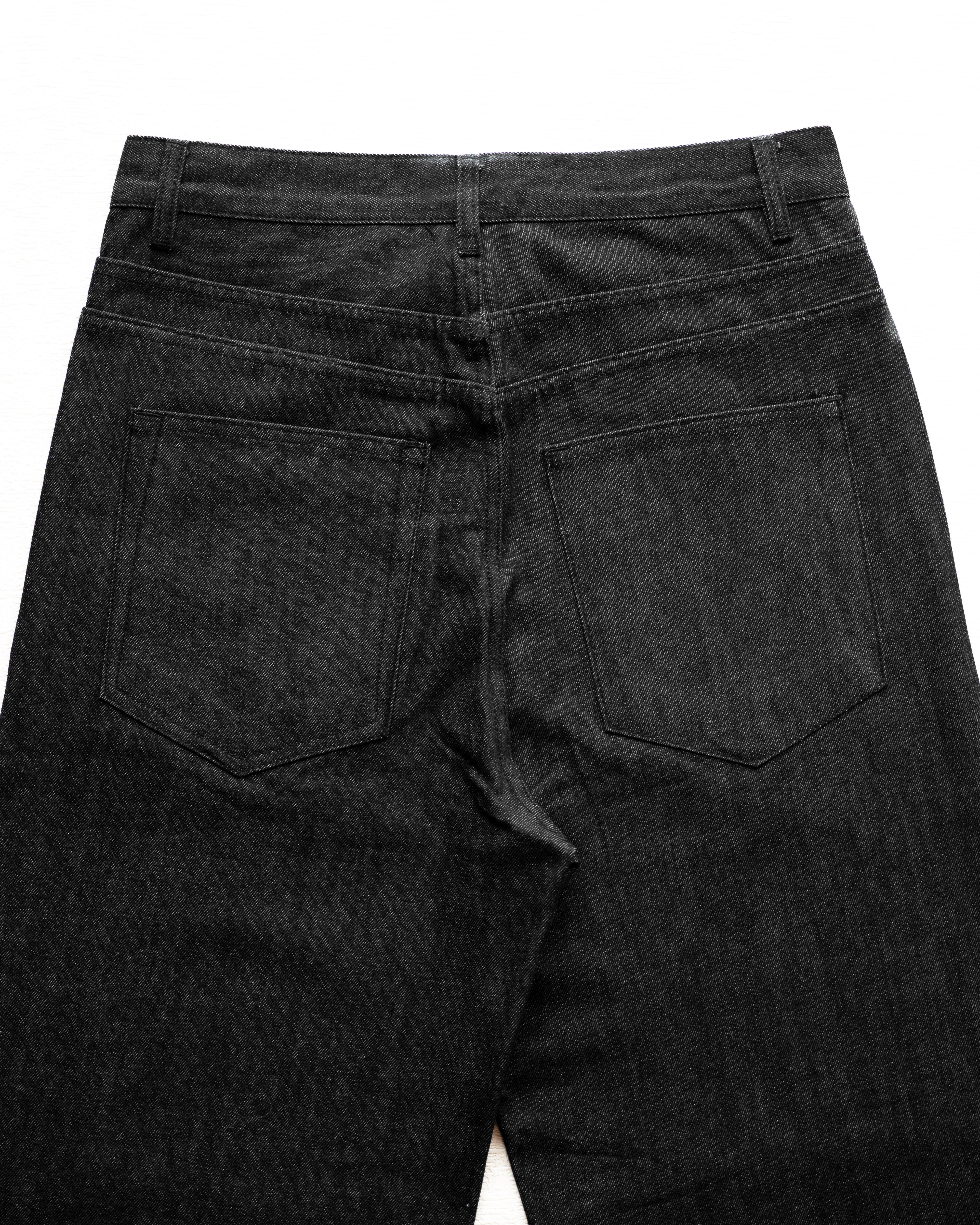 VOLUME SHAPED WIDE BLACK DENIM” – ADAMAS KRONOS