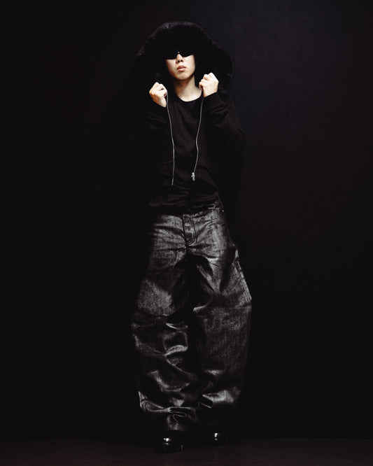 “COATING VOLUME SHAPED WIDE BLACK DENIM”