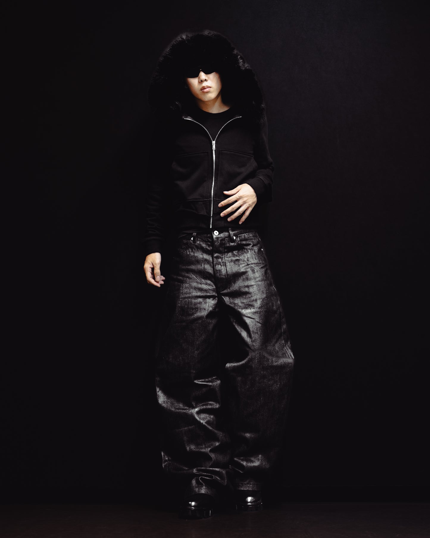 “COATING VOLUME SHAPED WIDE BLACK DENIM”