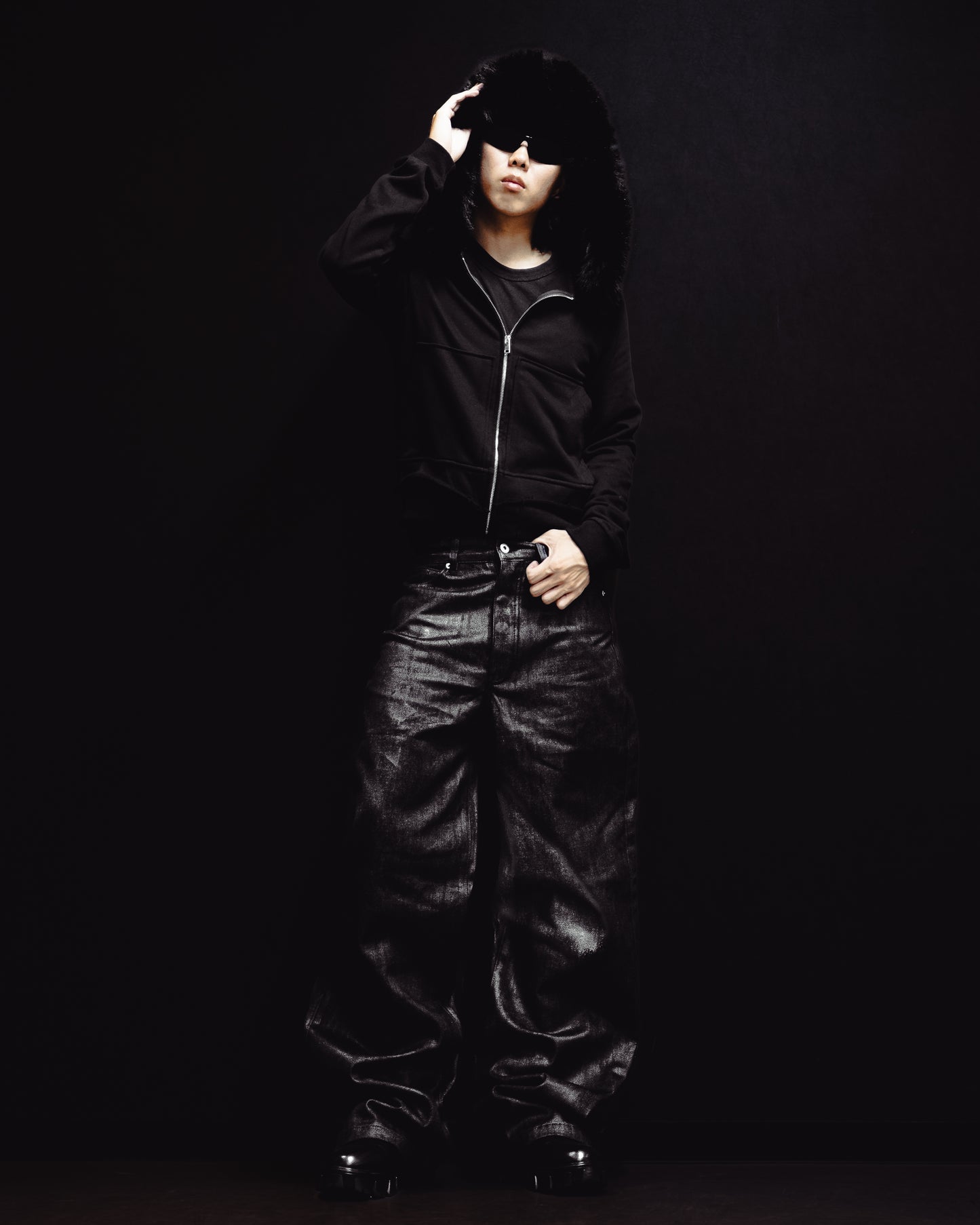 “COATING VOLUME SHAPED WIDE BLACK DENIM”
