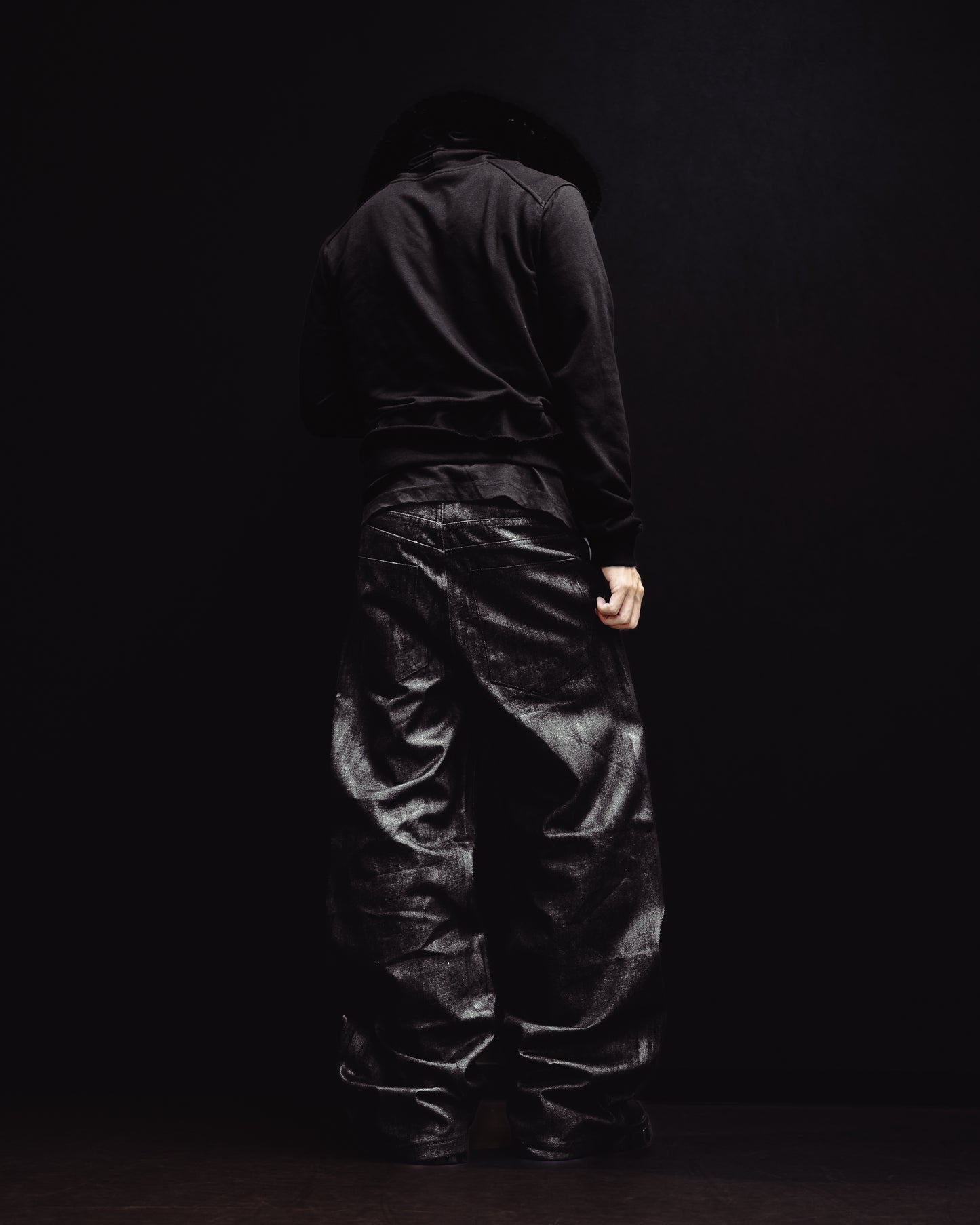 “COATING VOLUME SHAPED WIDE BLACK DENIM”
