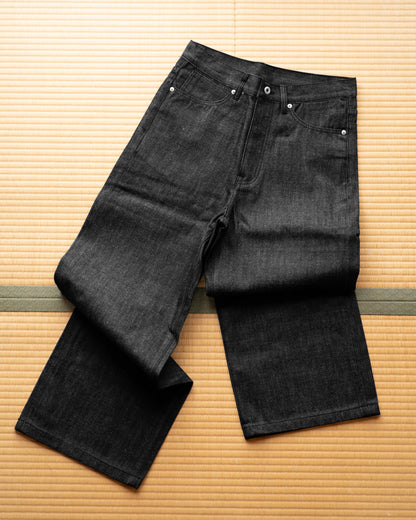 “VOLUME SHAPED WIDE BLACK DENIM”