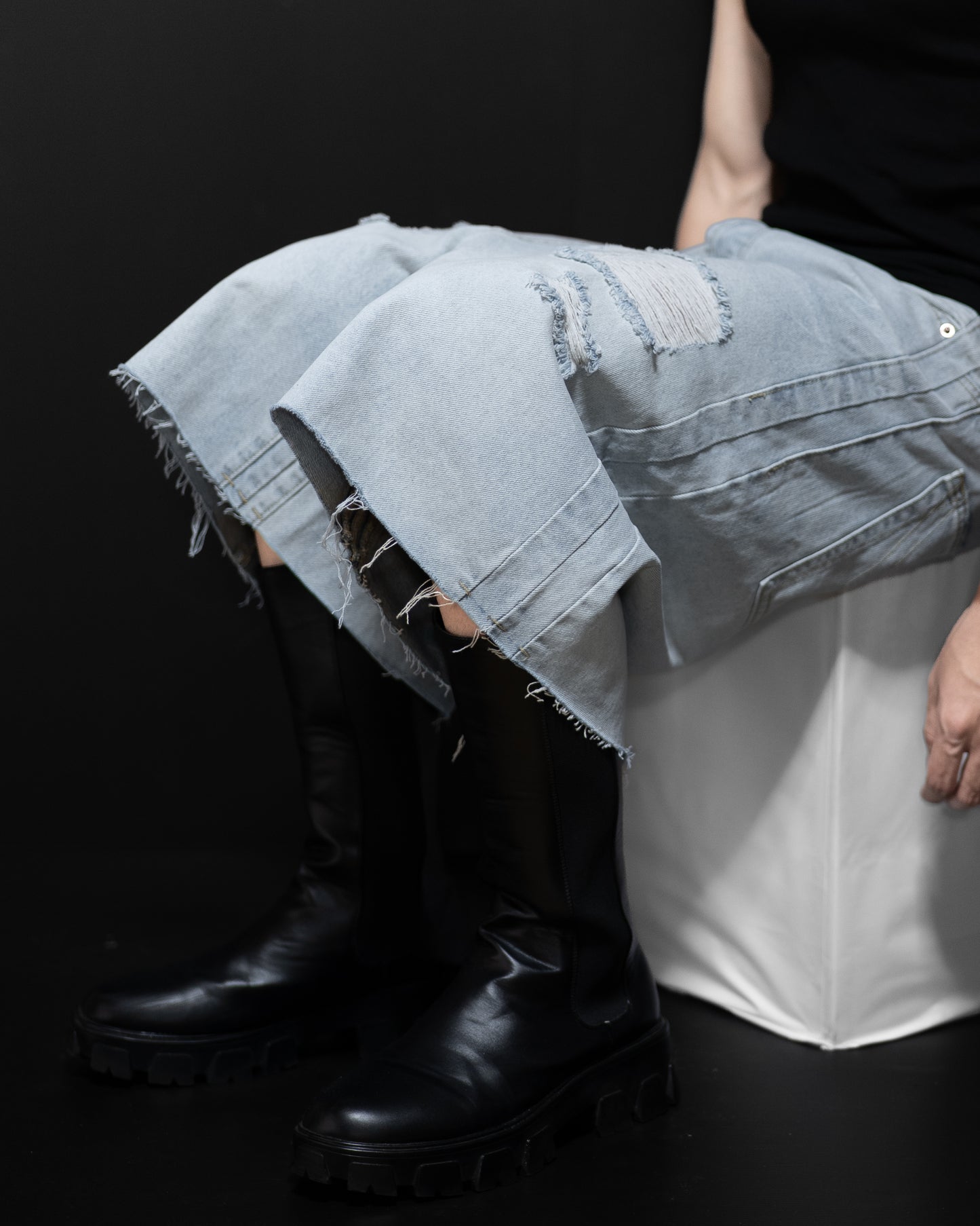 ICE BLUE DAMAGE DENIM SHORTS