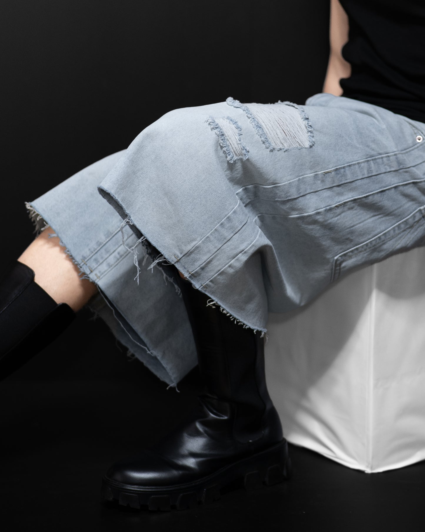 ICE BLUE DAMAGE DENIM SHORTS